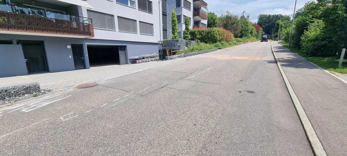 Bevor der Wagen ein Stück weiter vorne durch den Aufprall in eine zweite Schottersteinmauer wohl angehoben und auf die Seite gekippt wurde. Man sieht eine Unfallstelle und ein stark beschädigtes Unfallauto.